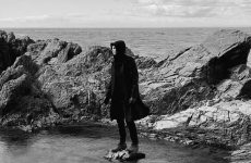 Delachute: le chanteur masqué