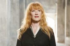 L’icône de la musique du monde Loreena McKennitt intronisée au Panthéon des auteurs et compositeurs canadiens